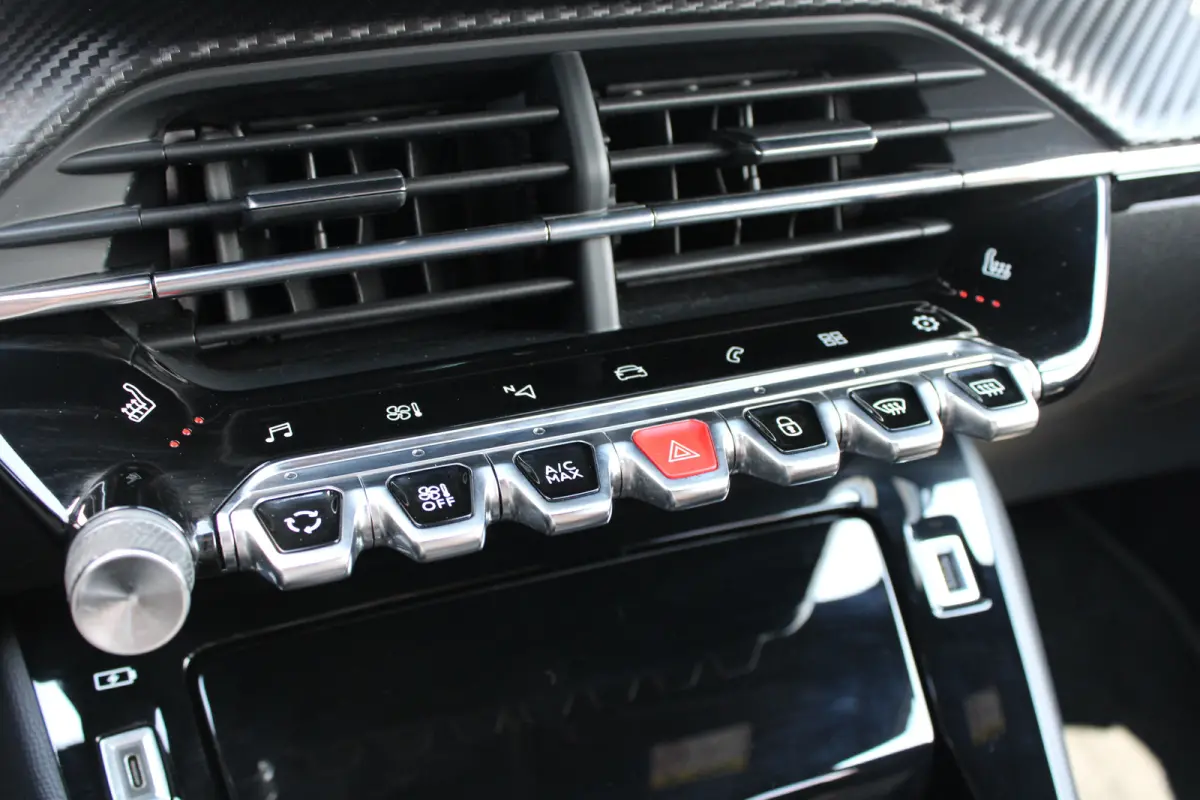 1.2 PureTech GT Pack | Navigatie | Camera | Stoelverwarming | Trekhaak | Alcantara | NL auto | Apple Carplay |