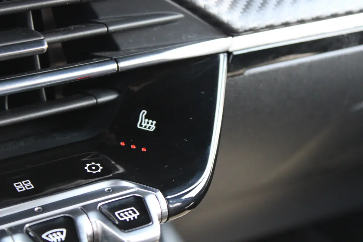 1.2 PureTech GT Pack | Navigatie | Camera | Stoelverwarming | Trekhaak | Alcantara | NL auto | Apple Carplay |