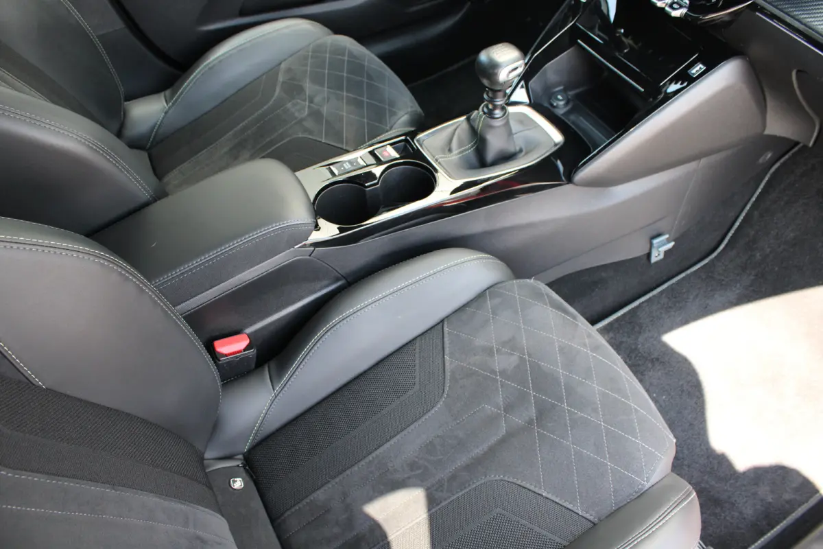1.2 PureTech GT Pack | Navigatie | Camera | Stoelverwarming | Trekhaak | Alcantara | NL auto | Apple Carplay |