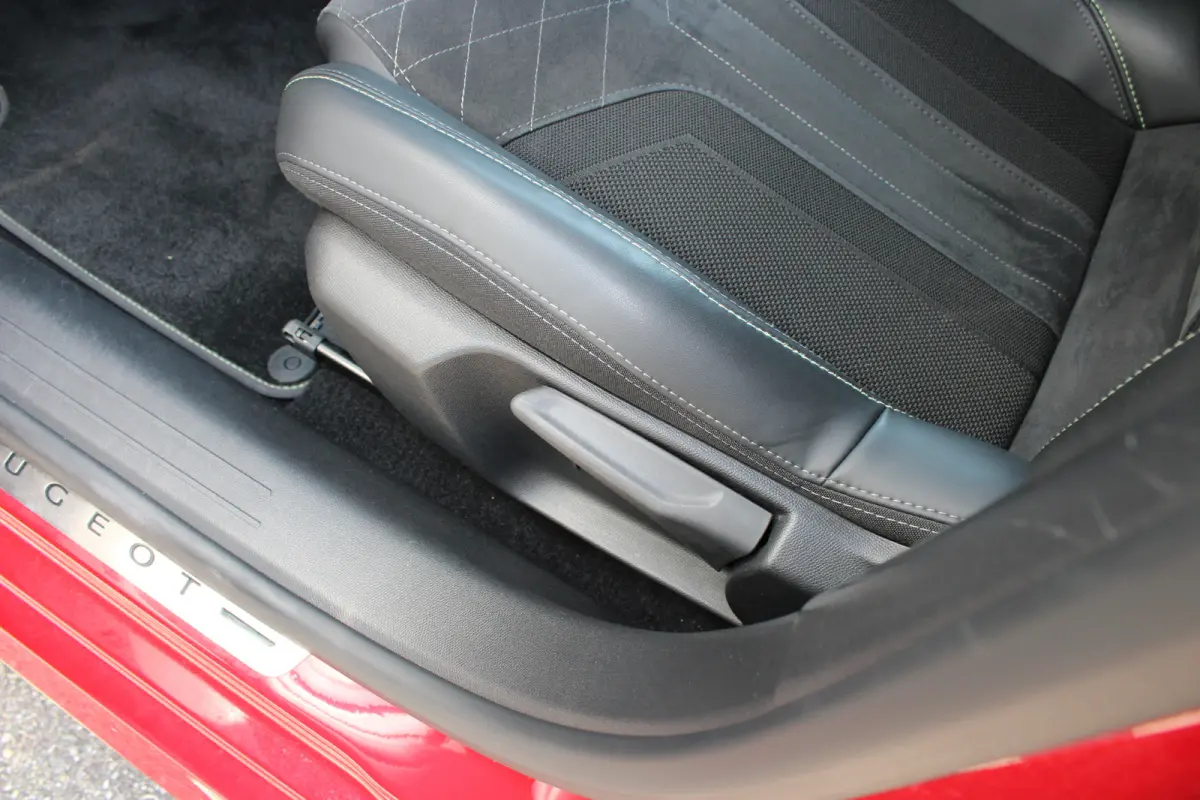 1.2 PureTech GT Pack | Navigatie | Camera | Stoelverwarming | Trekhaak | Alcantara | NL auto | Apple Carplay |