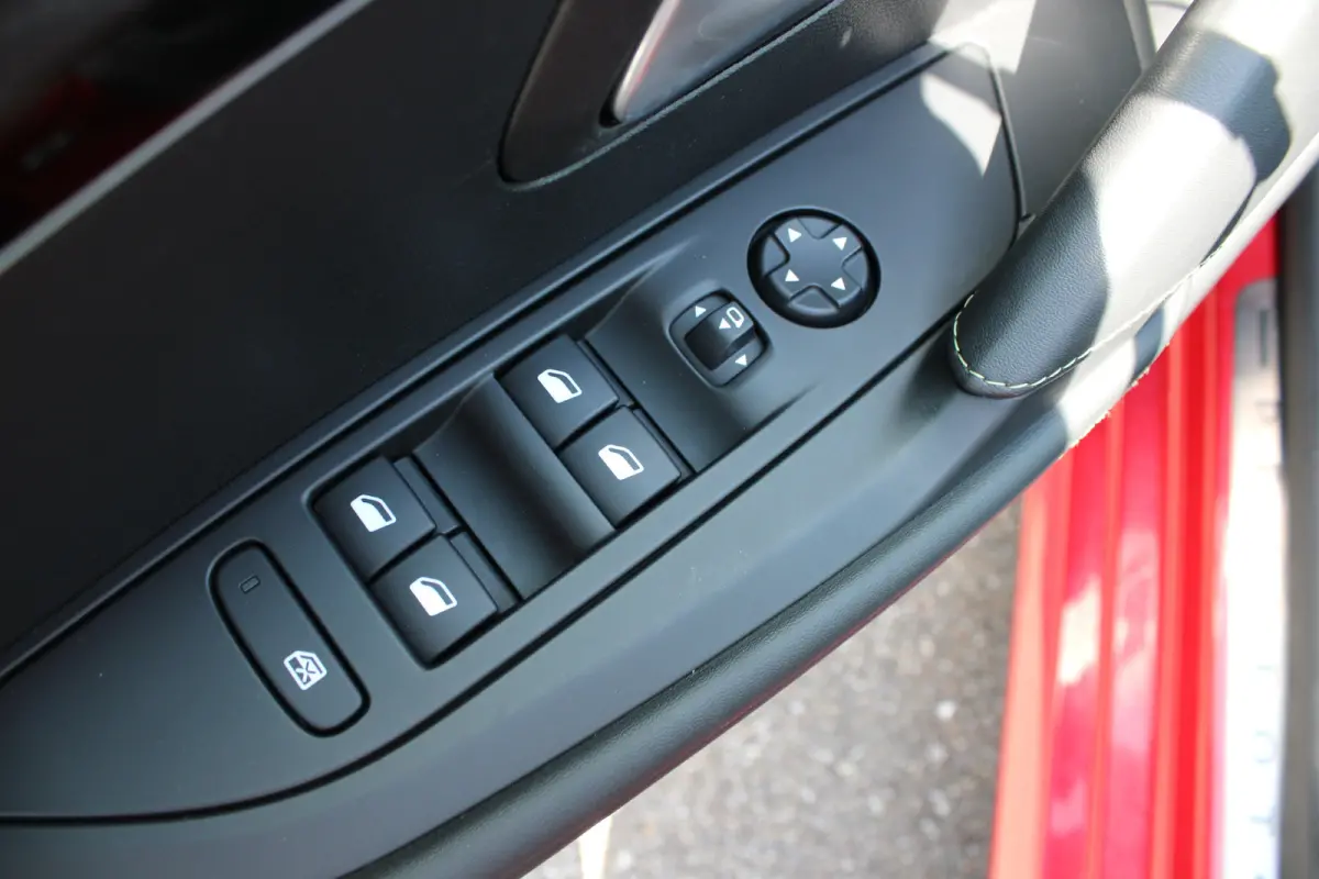 1.2 PureTech GT Pack | Navigatie | Camera | Stoelverwarming | Trekhaak | Alcantara | NL auto | Apple Carplay |