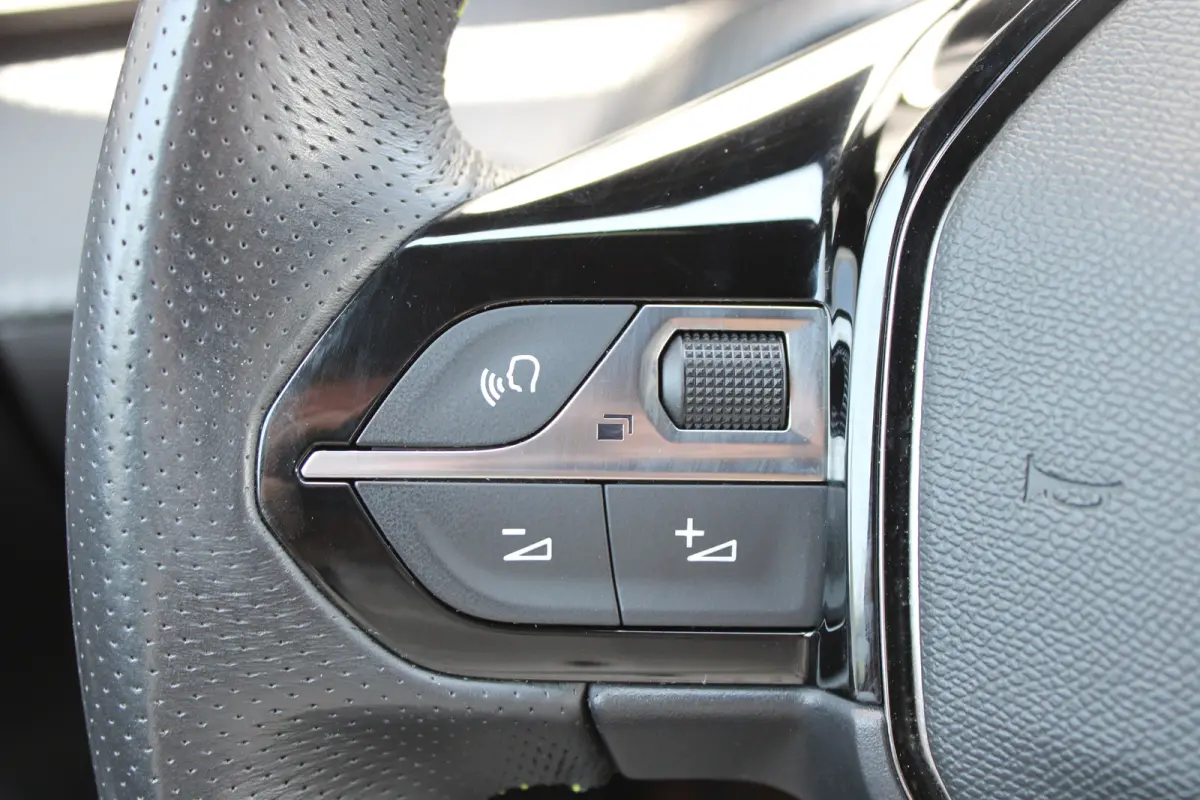 1.2 PureTech GT Pack | Navigatie | Camera | Stoelverwarming | Trekhaak | Alcantara | NL auto | Apple Carplay |