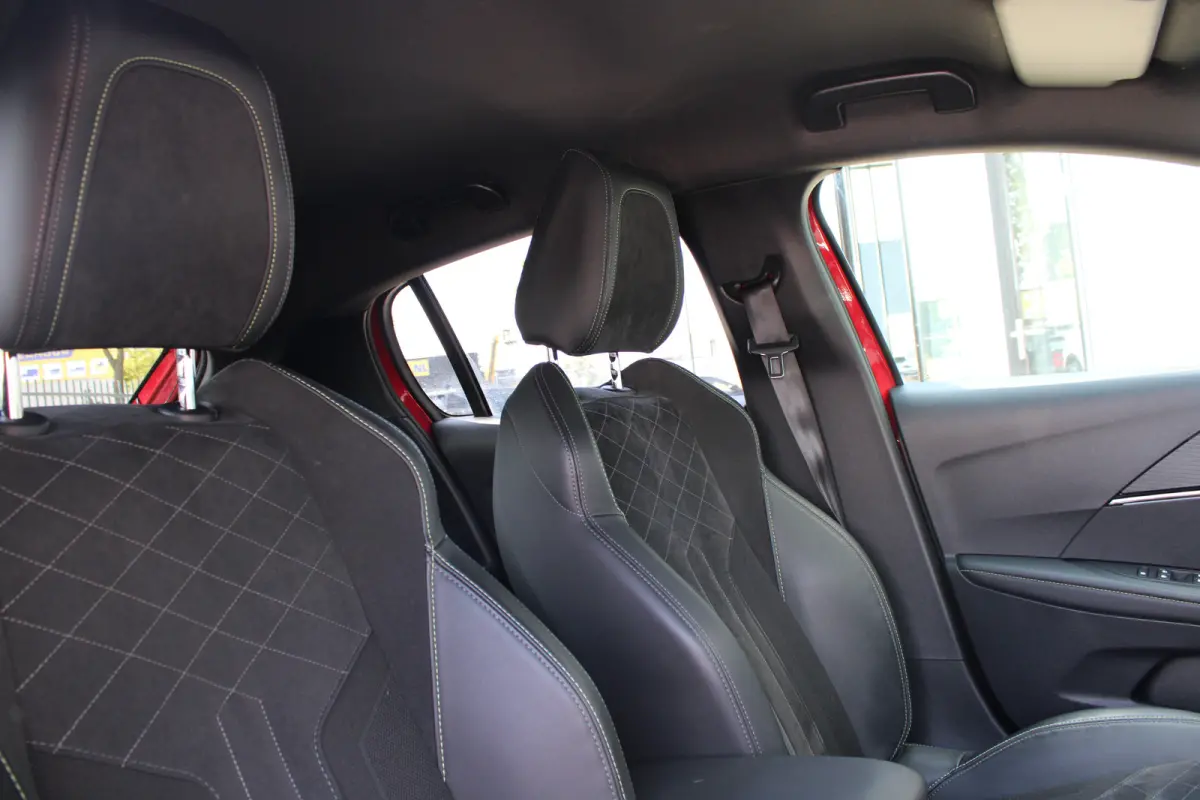 1.2 PureTech GT Pack | Navigatie | Camera | Stoelverwarming | Trekhaak | Alcantara | NL auto | Apple Carplay |