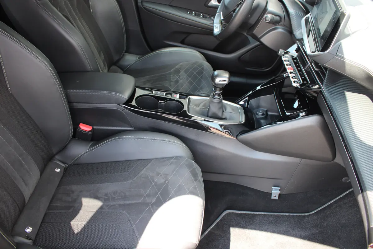 1.2 PureTech GT Pack | Navigatie | Camera | Stoelverwarming | Trekhaak | Alcantara | NL auto | Apple Carplay |