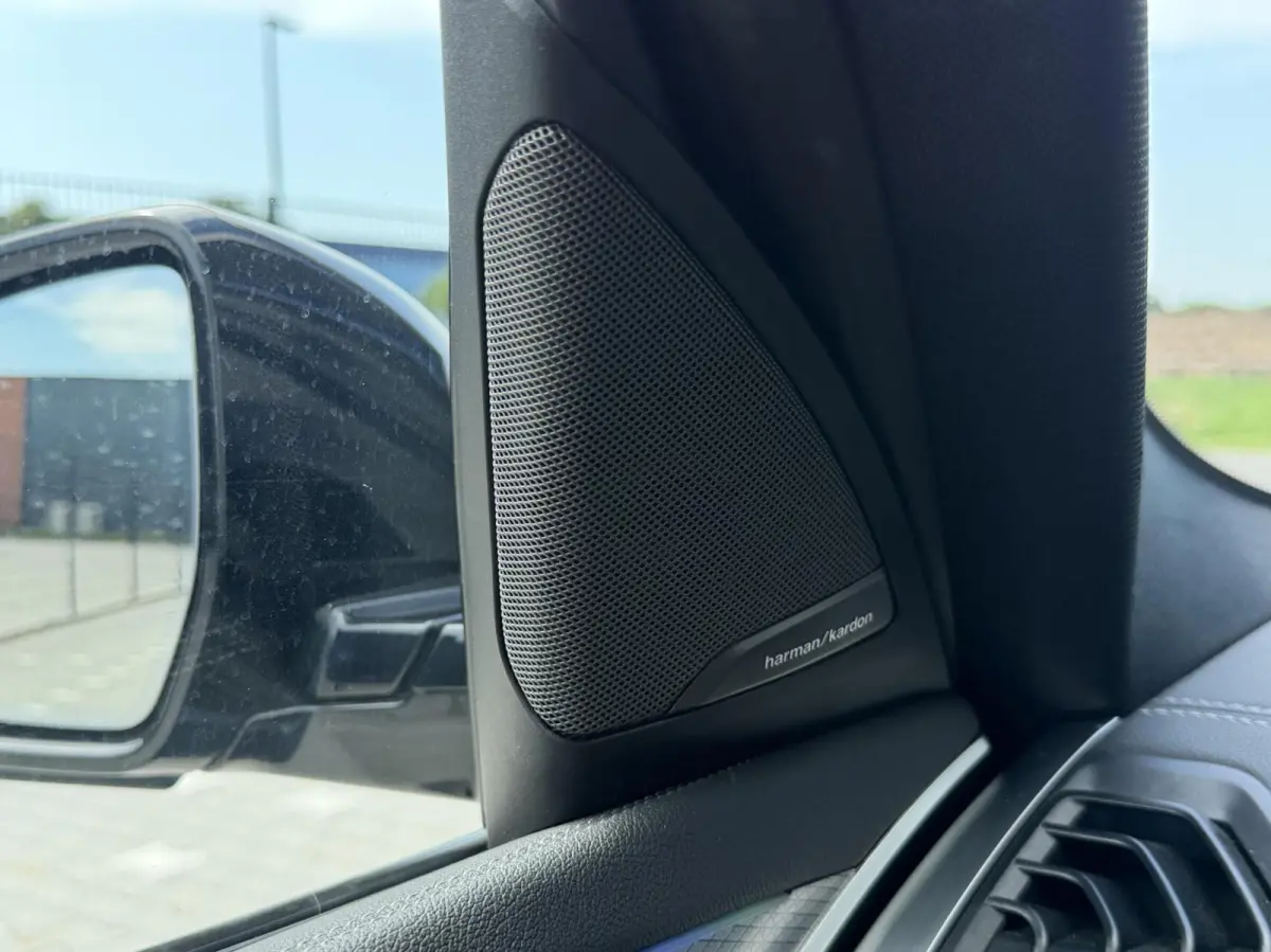 M40i xDrive High Executive - Phytonic Blue Pearl Metallic