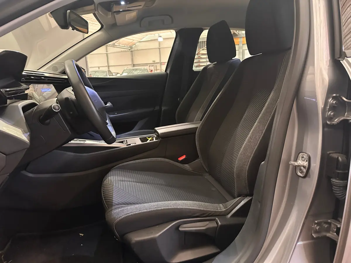 1.2 PureTech Active Pack Business Afneembare Trekhaak | 16" Lichtmetaal | Cruise | Parkeersensoren achter | Airco | Apple Carplay/Android Auto | Cruise control