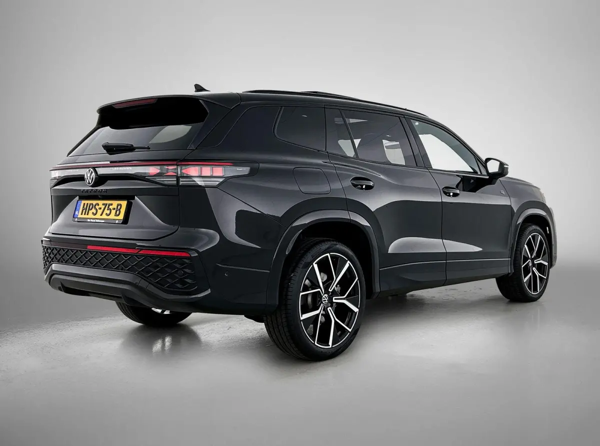 1.5 eHybrid R-Line Edition SoH 99,92% | 204 PK | Automaat | Stoel en Stuurverwarming | Black Style | Navigatie | Stoel Massage