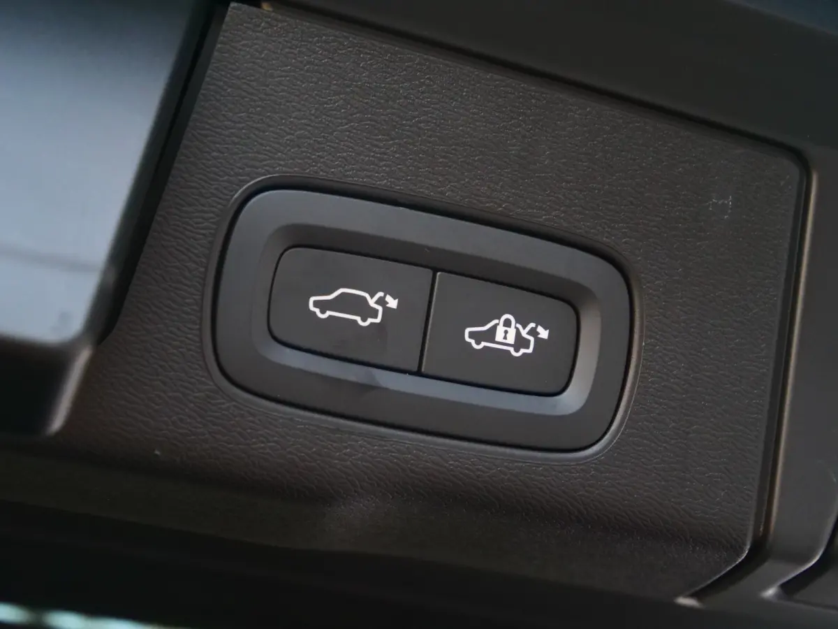 2.0 T8 Plug-in hybrid AWD Plus Dark 455 Pk Automaat Navi / DAB / Leer / Camera / 20 inch / Pano-dak