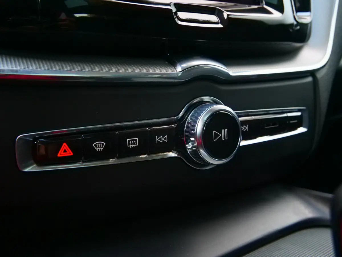 2.0 T8 Plug-in hybrid AWD Plus Dark 455 Pk Automaat Navi / DAB / Leer / Camera / 20 inch / Pano-dak