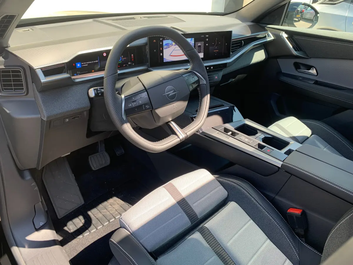 1.6 Turbo Plug-in-Hybrid GS Airco | Camera | Cruise Control Adaptief | Keyless | LED | LMV 19" | Navi | PDC V&A | Pano | Stoel-Stuurverwarming | Trekhaak |