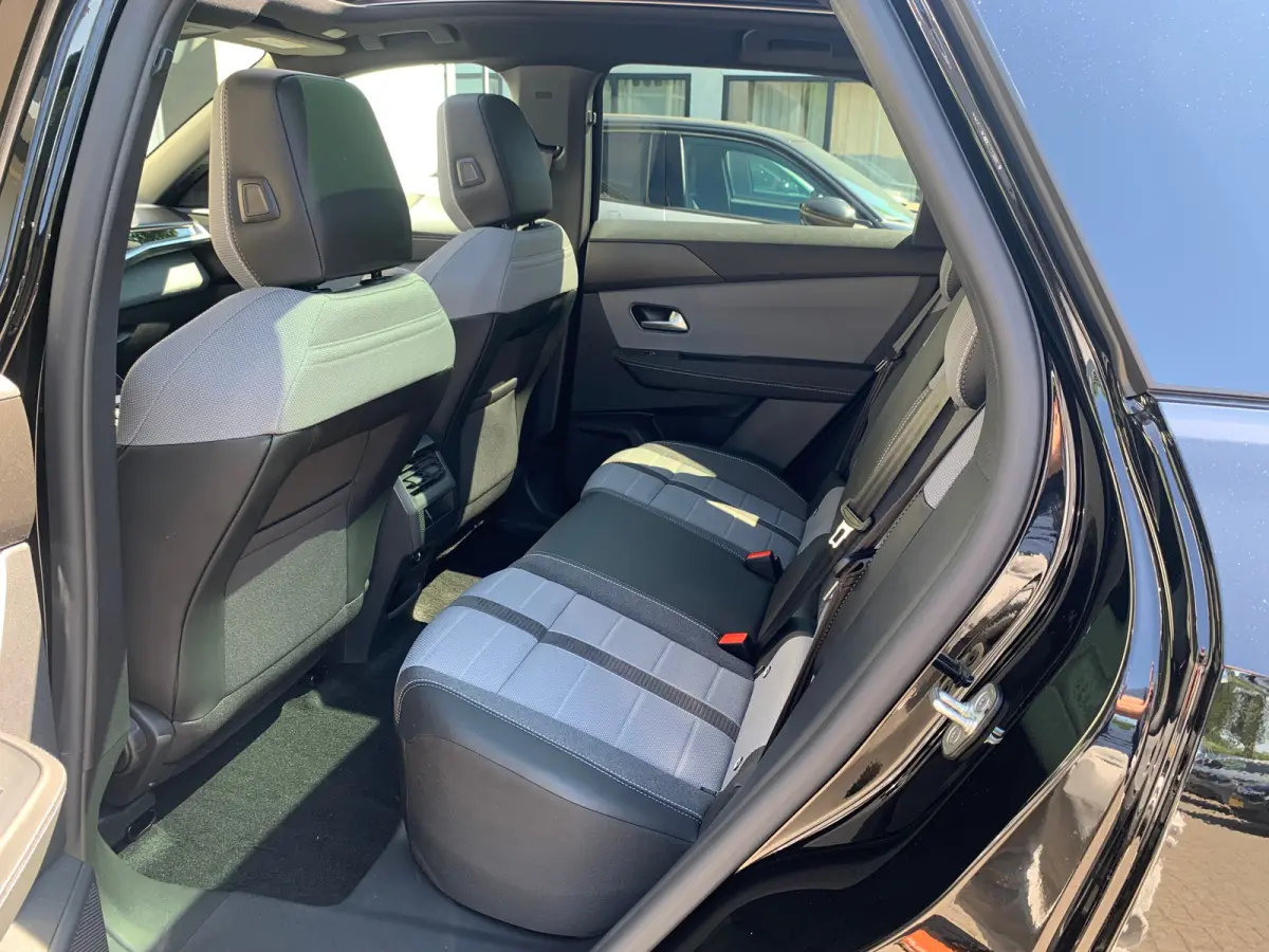 1.6 Turbo Plug-in-Hybrid GS Airco | Camera | Cruise Control Adaptief | Keyless | LED | LMV 19" | Navi | PDC V&A | Pano | Stoel-Stuurverwarming | Trekhaak |
