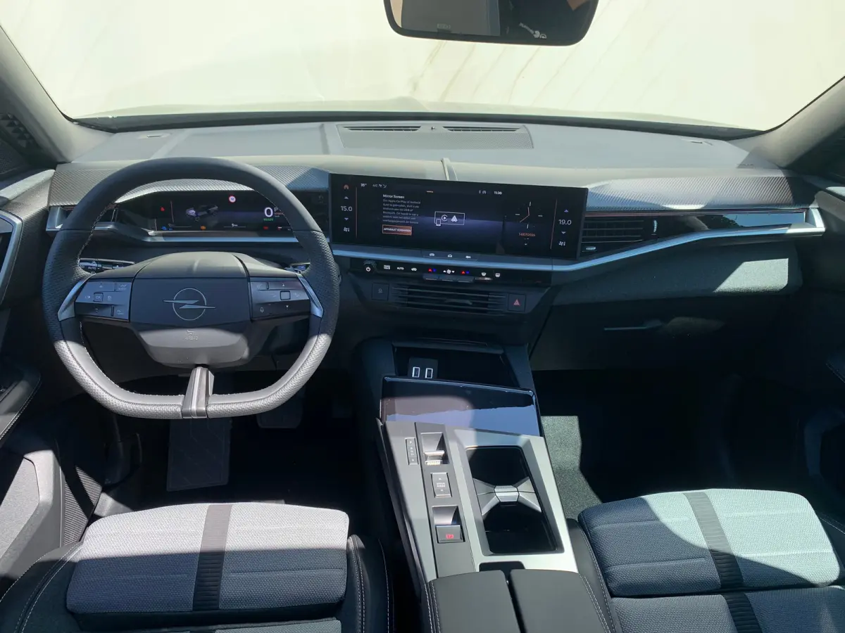 1.6 Turbo Plug-in-Hybrid GS Airco | Camera | Cruise Control Adaptief | Keyless | LED | LMV 19" | Navi | PDC V&A | Pano | Stoel-Stuurverwarming | Trekhaak |