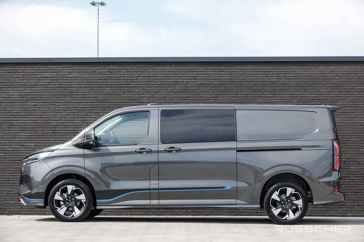 E-Transit L2H1 218Pk Aut. | | Nieuwe 71kWh Accu | 5-Persoons | Elektrisch | Sport 320 | 360° Camera | 19''