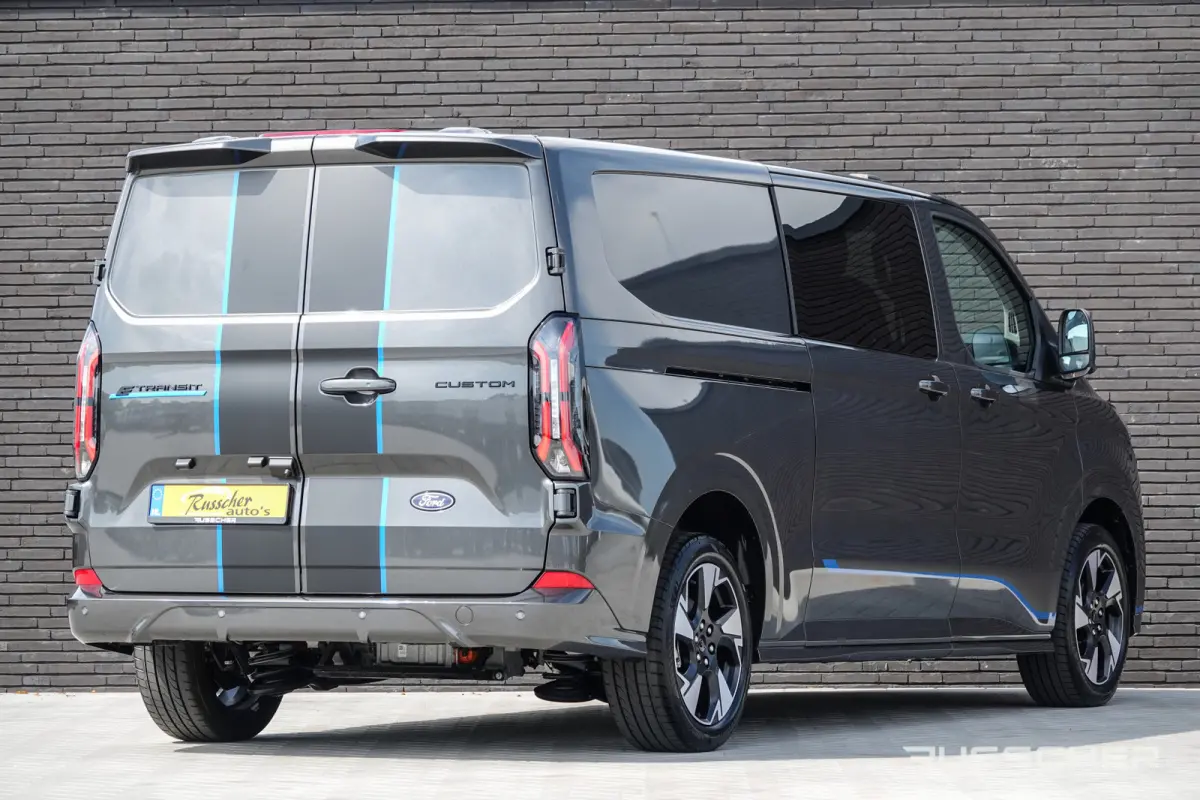 E-Transit L2H1 218Pk Aut. | | Nieuwe 71kWh Accu | 5-Persoons | Elektrisch | Sport 320 | 360° Camera | 19''