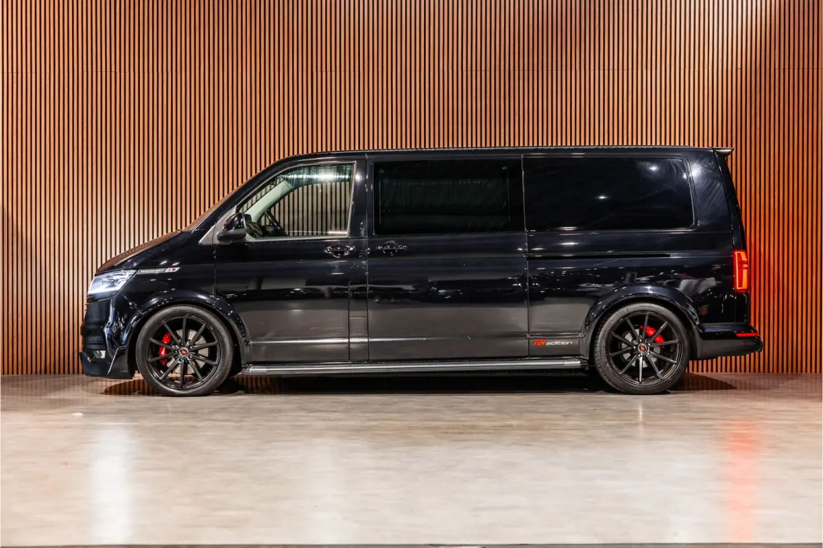 2.0 TDI L2H1 DC Caravelle | LeightonVans Bodykit | ACC | Bi-Xenon | Elek deuren | Lederen bekleding | Camera | CarPlay | Navigatie | Trekhaak | Nieuwe APK
