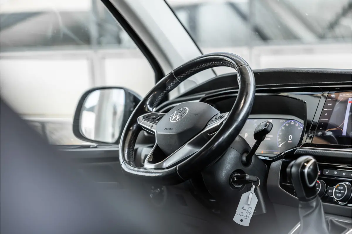 2.0 TDI L2H1 DC Caravelle | LeightonVans Bodykit | ACC | Bi-Xenon | Elek deuren | Lederen bekleding | Camera | CarPlay | Navigatie | Trekhaak | Nieuwe APK