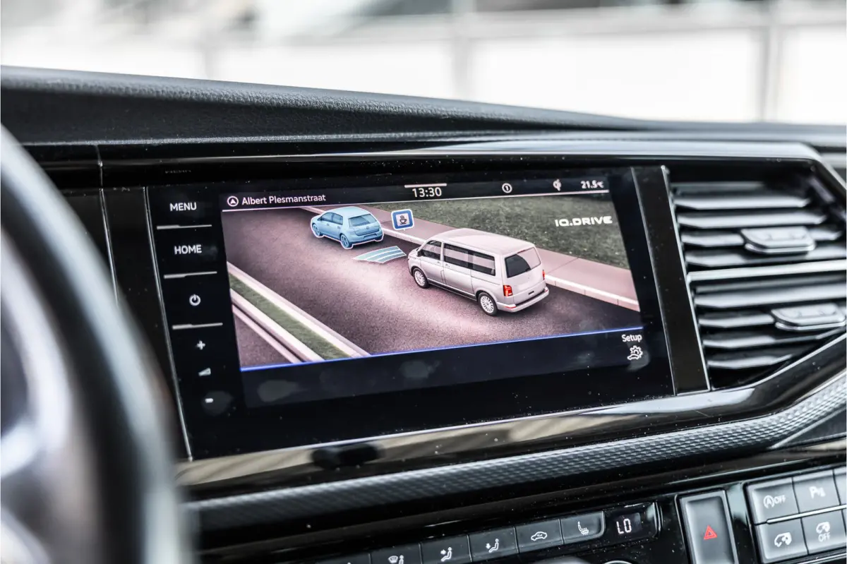 2.0 TDI L2H1 DC Caravelle | LeightonVans Bodykit | ACC | Bi-Xenon | Elek deuren | Lederen bekleding | Camera | CarPlay | Navigatie | Trekhaak | Nieuwe APK