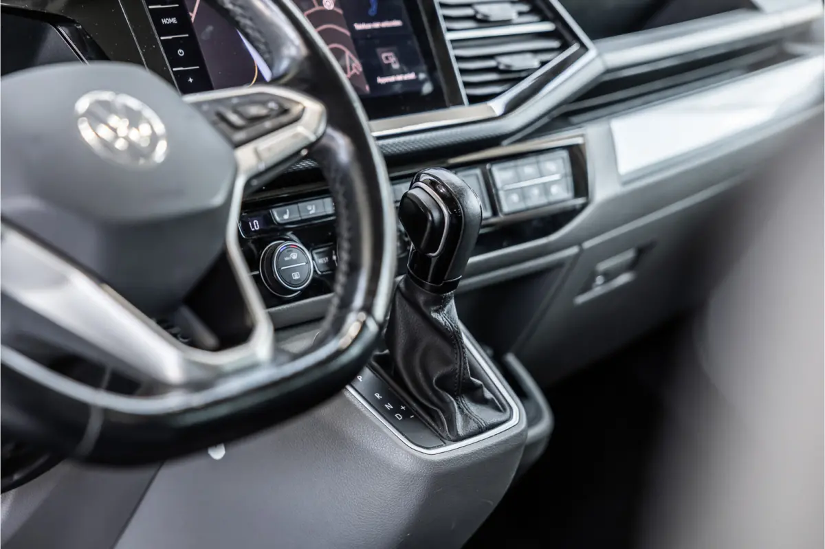 2.0 TDI L2H1 DC Caravelle | LeightonVans Bodykit | ACC | Bi-Xenon | Elek deuren | Lederen bekleding | Camera | CarPlay | Navigatie | Trekhaak | Nieuwe APK