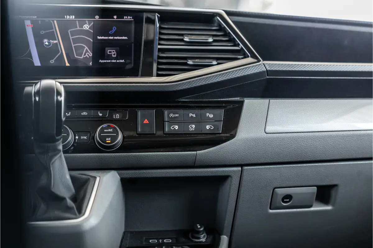2.0 TDI L2H1 DC Caravelle | LeightonVans Bodykit | ACC | Bi-Xenon | Elek deuren | Lederen bekleding | Camera | CarPlay | Navigatie | Trekhaak | Nieuwe APK