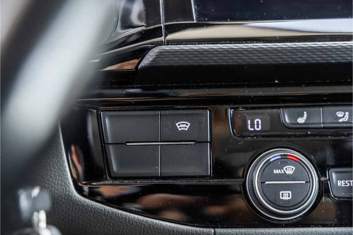 2.0 TDI L2H1 DC Caravelle | LeightonVans Bodykit | ACC | Bi-Xenon | Elek deuren | Lederen bekleding | Camera | CarPlay | Navigatie | Trekhaak | Nieuwe APK