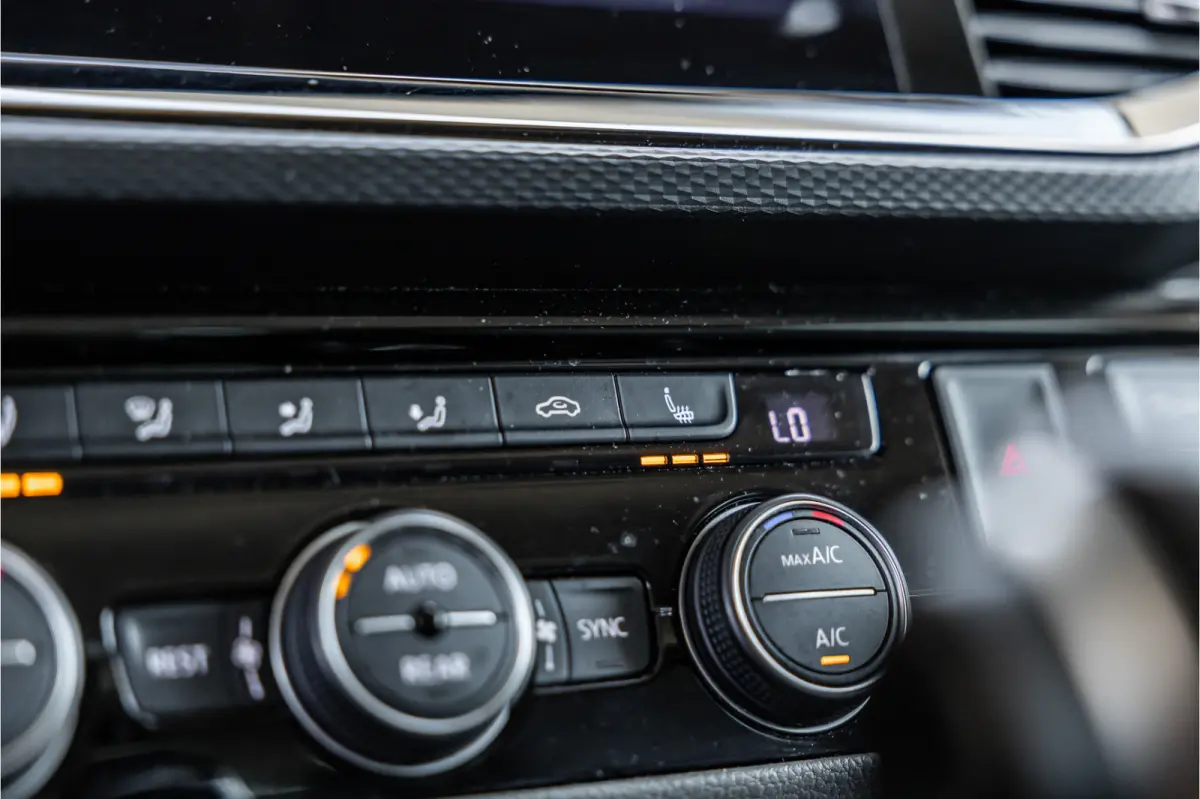 2.0 TDI L2H1 DC Caravelle | LeightonVans Bodykit | ACC | Bi-Xenon | Elek deuren | Lederen bekleding | Camera | CarPlay | Navigatie | Trekhaak | Nieuwe APK