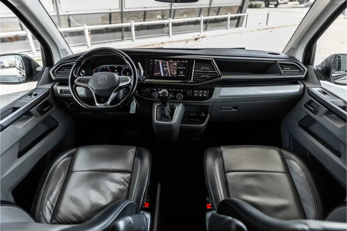 2.0 TDI L2H1 DC Caravelle | LeightonVans Bodykit | ACC | Bi-Xenon | Elek deuren | Lederen bekleding | Camera | CarPlay | Navigatie | Trekhaak | Nieuwe APK