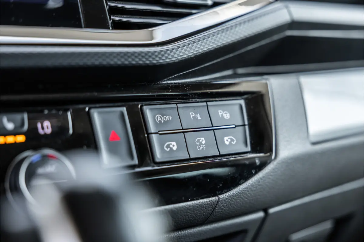 2.0 TDI L2H1 DC Caravelle | LeightonVans Bodykit | ACC | Bi-Xenon | Elek deuren | Lederen bekleding | Camera | CarPlay | Navigatie | Trekhaak | Nieuwe APK