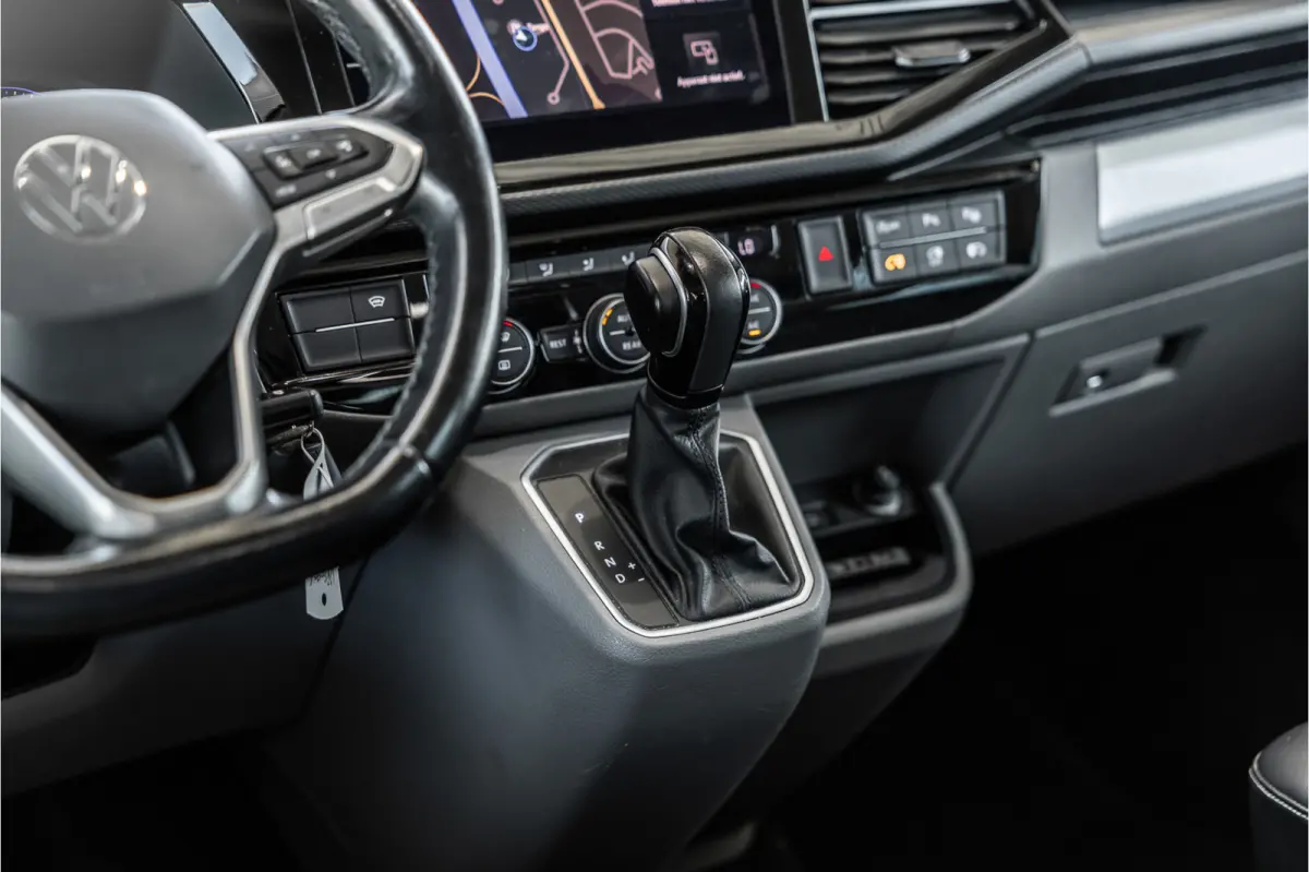 2.0 TDI L2H1 DC Caravelle | LeightonVans Bodykit | ACC | Bi-Xenon | Elek deuren | Lederen bekleding | Camera | CarPlay | Navigatie | Trekhaak | Nieuwe APK