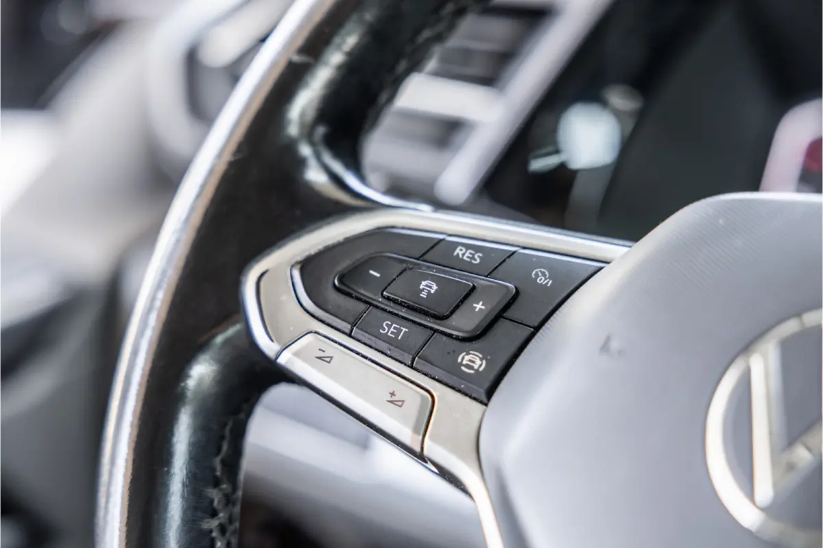 2.0 TDI L2H1 DC Caravelle | LeightonVans Bodykit | ACC | Bi-Xenon | Elek deuren | Lederen bekleding | Camera | CarPlay | Navigatie | Trekhaak | Nieuwe APK