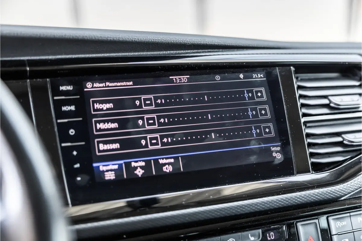 2.0 TDI L2H1 DC Caravelle | LeightonVans Bodykit | ACC | Bi-Xenon | Elek deuren | Lederen bekleding | Camera | CarPlay | Navigatie | Trekhaak | Nieuwe APK