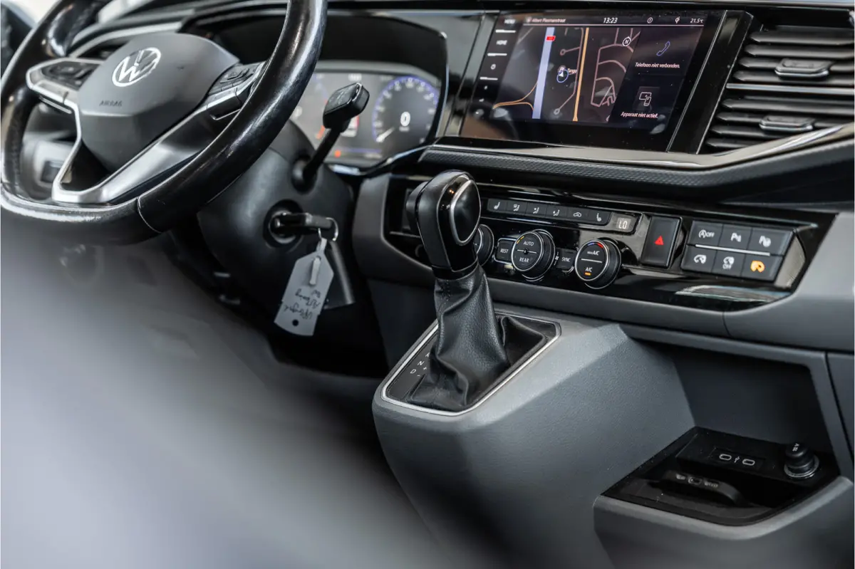 2.0 TDI L2H1 DC Caravelle | LeightonVans Bodykit | ACC | Bi-Xenon | Elek deuren | Lederen bekleding | Camera | CarPlay | Navigatie | Trekhaak | Nieuwe APK