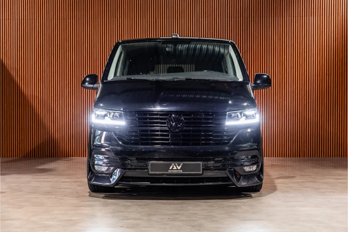 2.0 TDI L2H1 DC Caravelle | LeightonVans Bodykit | ACC | Bi-Xenon | Elek deuren | Lederen bekleding | Camera | CarPlay | Navigatie | Trekhaak | Nieuwe APK