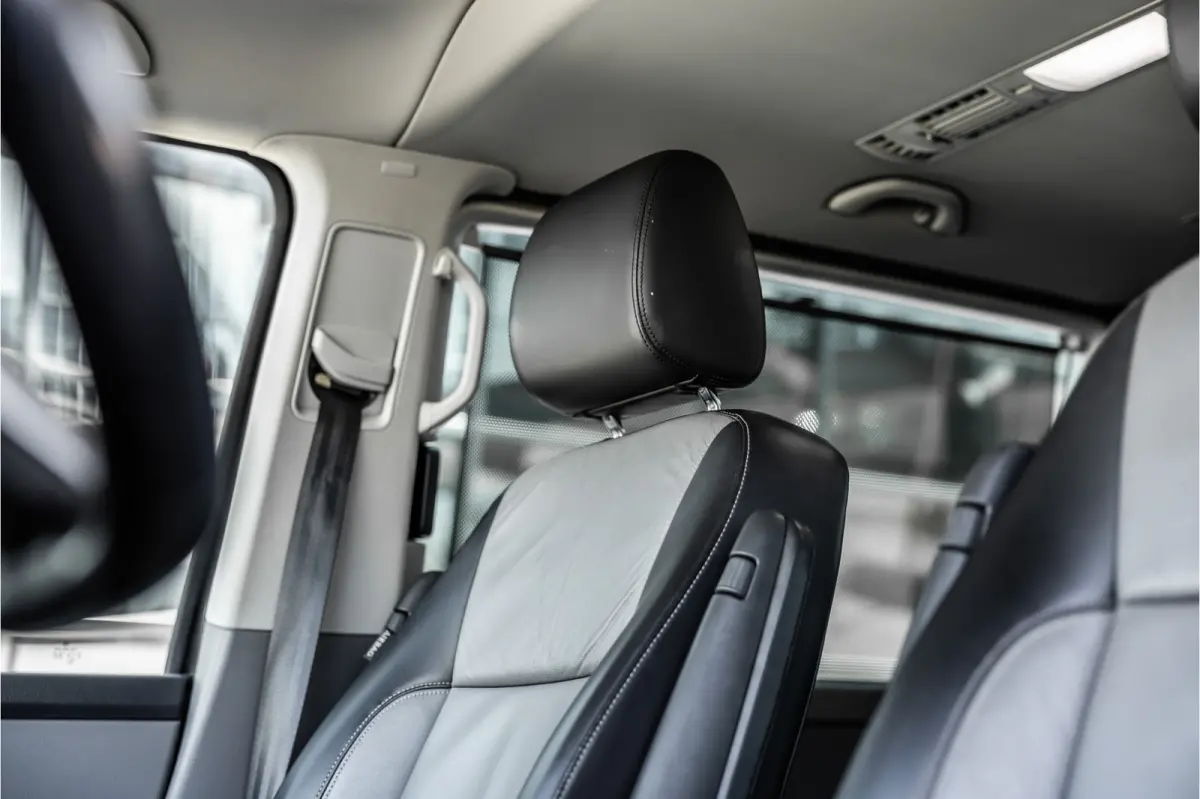 2.0 TDI L2H1 DC Caravelle | LeightonVans Bodykit | ACC | Bi-Xenon | Elek deuren | Lederen bekleding | Camera | CarPlay | Navigatie | Trekhaak | Nieuwe APK