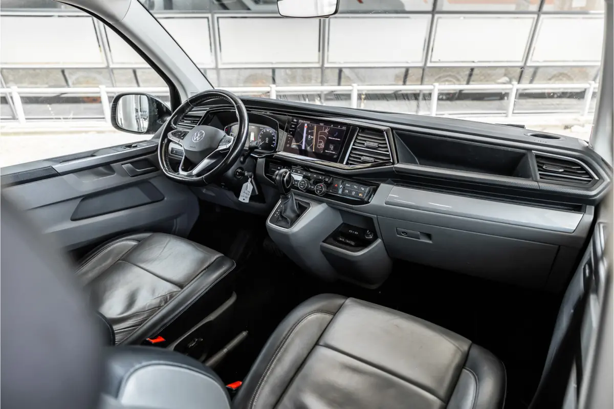 2.0 TDI L2H1 DC Caravelle | LeightonVans Bodykit | ACC | Bi-Xenon | Elek deuren | Lederen bekleding | Camera | CarPlay | Navigatie | Trekhaak | Nieuwe APK