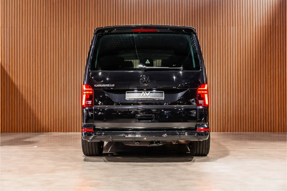 2.0 TDI L2H1 DC Caravelle | LeightonVans Bodykit | ACC | Bi-Xenon | Elek deuren | Lederen bekleding | Camera | CarPlay | Navigatie | Trekhaak | Nieuwe APK