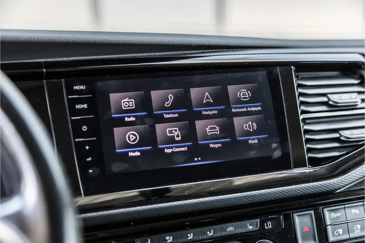 2.0 TDI L2H1 DC Caravelle | LeightonVans Bodykit | ACC | Bi-Xenon | Elek deuren | Lederen bekleding | Camera | CarPlay | Navigatie | Trekhaak | Nieuwe APK