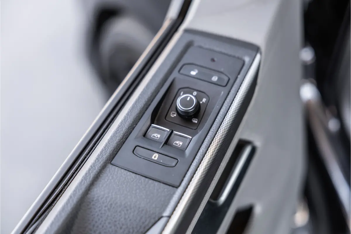 2.0 TDI L2H1 DC Caravelle | LeightonVans Bodykit | ACC | Bi-Xenon | Elek deuren | Lederen bekleding | Camera | CarPlay | Navigatie | Trekhaak | Nieuwe APK