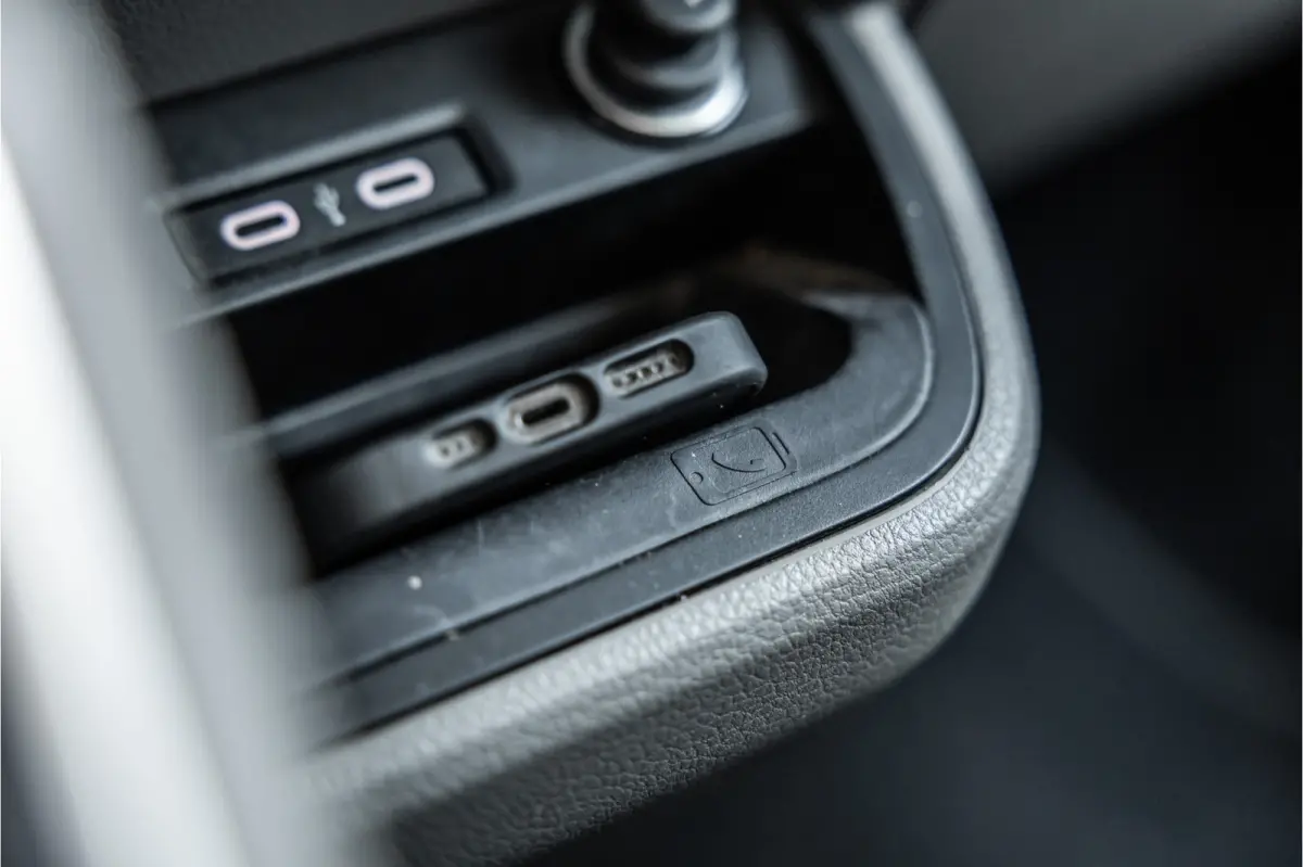 2.0 TDI L2H1 DC Caravelle | LeightonVans Bodykit | ACC | Bi-Xenon | Elek deuren | Lederen bekleding | Camera | CarPlay | Navigatie | Trekhaak | Nieuwe APK