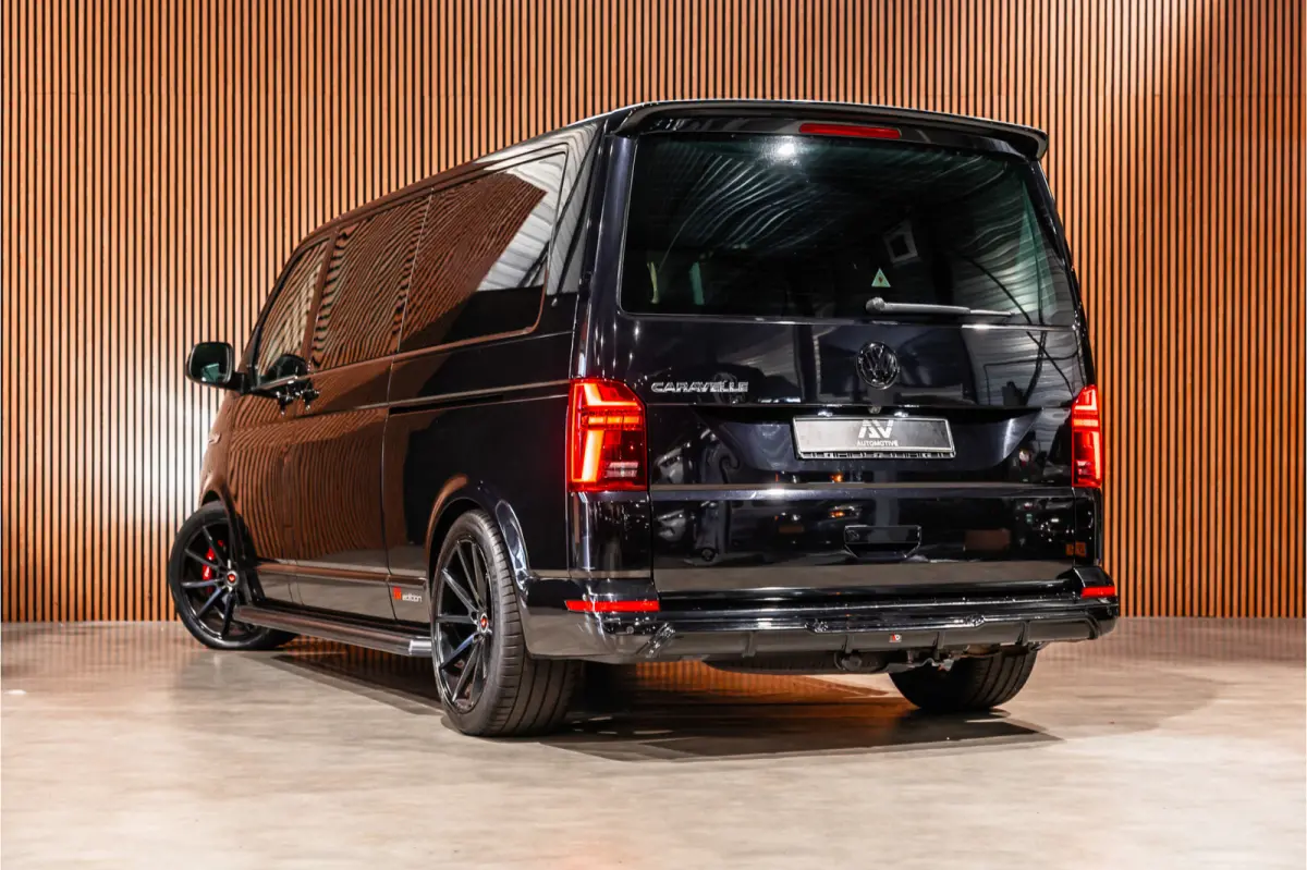 2.0 TDI L2H1 DC Caravelle | LeightonVans Bodykit | ACC | Bi-Xenon | Elek deuren | Lederen bekleding | Camera | CarPlay | Navigatie | Trekhaak | Nieuwe APK