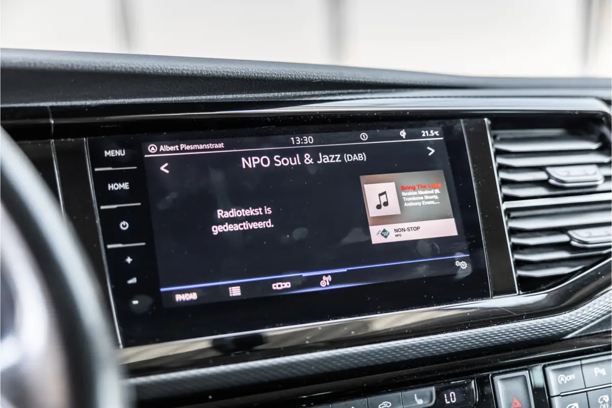 2.0 TDI L2H1 DC Caravelle | LeightonVans Bodykit | ACC | Bi-Xenon | Elek deuren | Lederen bekleding | Camera | CarPlay | Navigatie | Trekhaak | Nieuwe APK