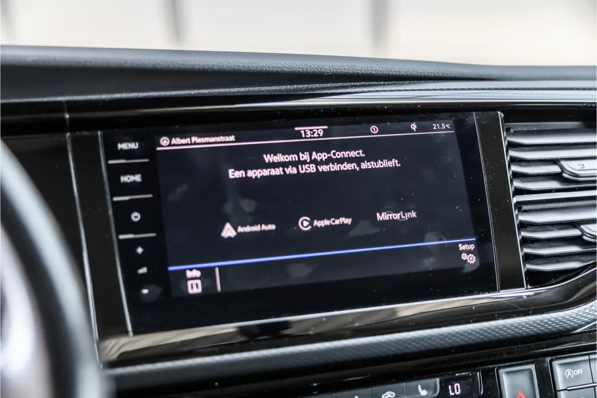 2.0 TDI L2H1 DC Caravelle | LeightonVans Bodykit | ACC | Bi-Xenon | Elek deuren | Lederen bekleding | Camera | CarPlay | Navigatie | Trekhaak | Nieuwe APK