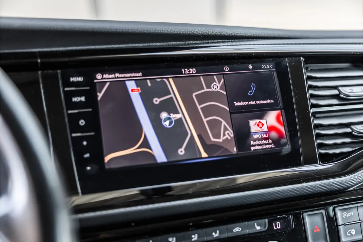 2.0 TDI L2H1 DC Caravelle | LeightonVans Bodykit | ACC | Bi-Xenon | Elek deuren | Lederen bekleding | Camera | CarPlay | Navigatie | Trekhaak | Nieuwe APK
