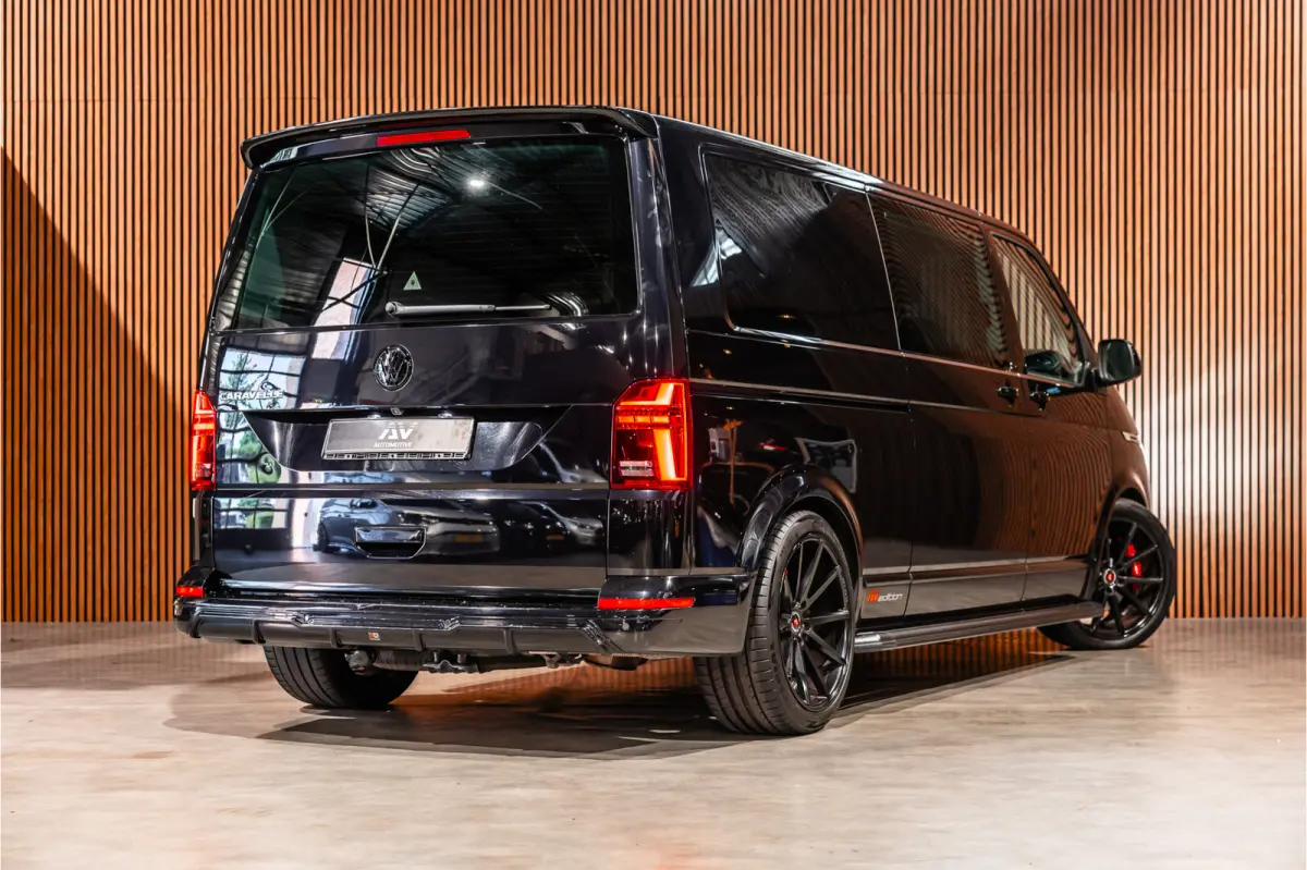 2.0 TDI L2H1 DC Caravelle | LeightonVans Bodykit | ACC | Bi-Xenon | Elek deuren | Lederen bekleding | Camera | CarPlay | Navigatie | Trekhaak | Nieuwe APK