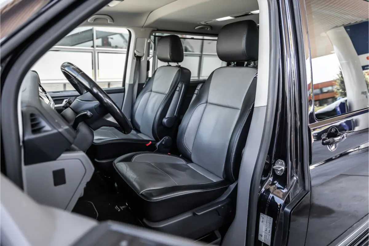 2.0 TDI L2H1 DC Caravelle | LeightonVans Bodykit | ACC | Bi-Xenon | Elek deuren | Lederen bekleding | Camera | CarPlay | Navigatie | Trekhaak | Nieuwe APK