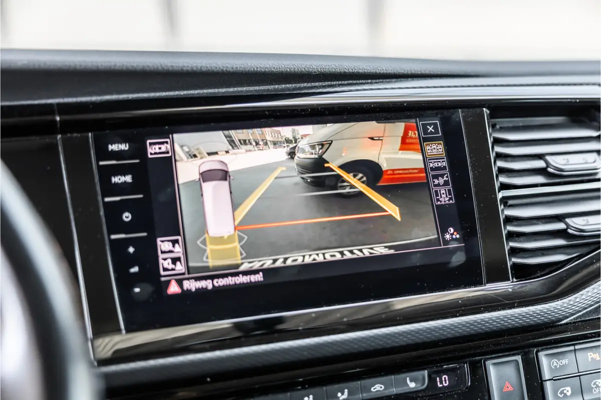 2.0 TDI L2H1 DC Caravelle | LeightonVans Bodykit | ACC | Bi-Xenon | Elek deuren | Lederen bekleding | Camera | CarPlay | Navigatie | Trekhaak | Nieuwe APK