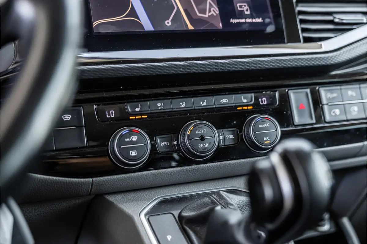 2.0 TDI L2H1 DC Caravelle | LeightonVans Bodykit | ACC | Bi-Xenon | Elek deuren | Lederen bekleding | Camera | CarPlay | Navigatie | Trekhaak | Nieuwe APK