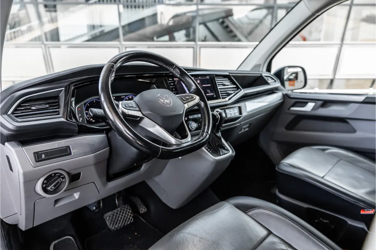 2.0 TDI L2H1 DC Caravelle | LeightonVans Bodykit | ACC | Bi-Xenon | Elek deuren | Lederen bekleding | Camera | CarPlay | Navigatie | Trekhaak | Nieuwe APK