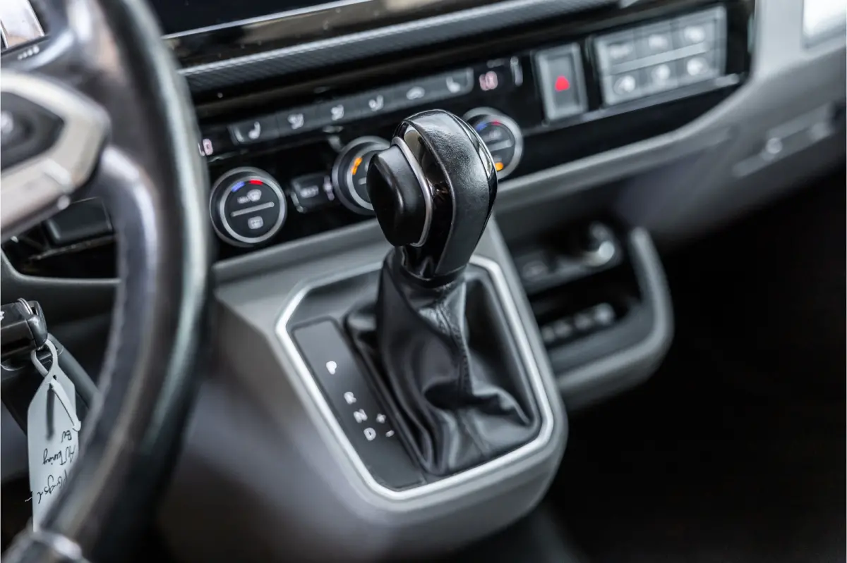 2.0 TDI L2H1 DC Caravelle | LeightonVans Bodykit | ACC | Bi-Xenon | Elek deuren | Lederen bekleding | Camera | CarPlay | Navigatie | Trekhaak | Nieuwe APK
