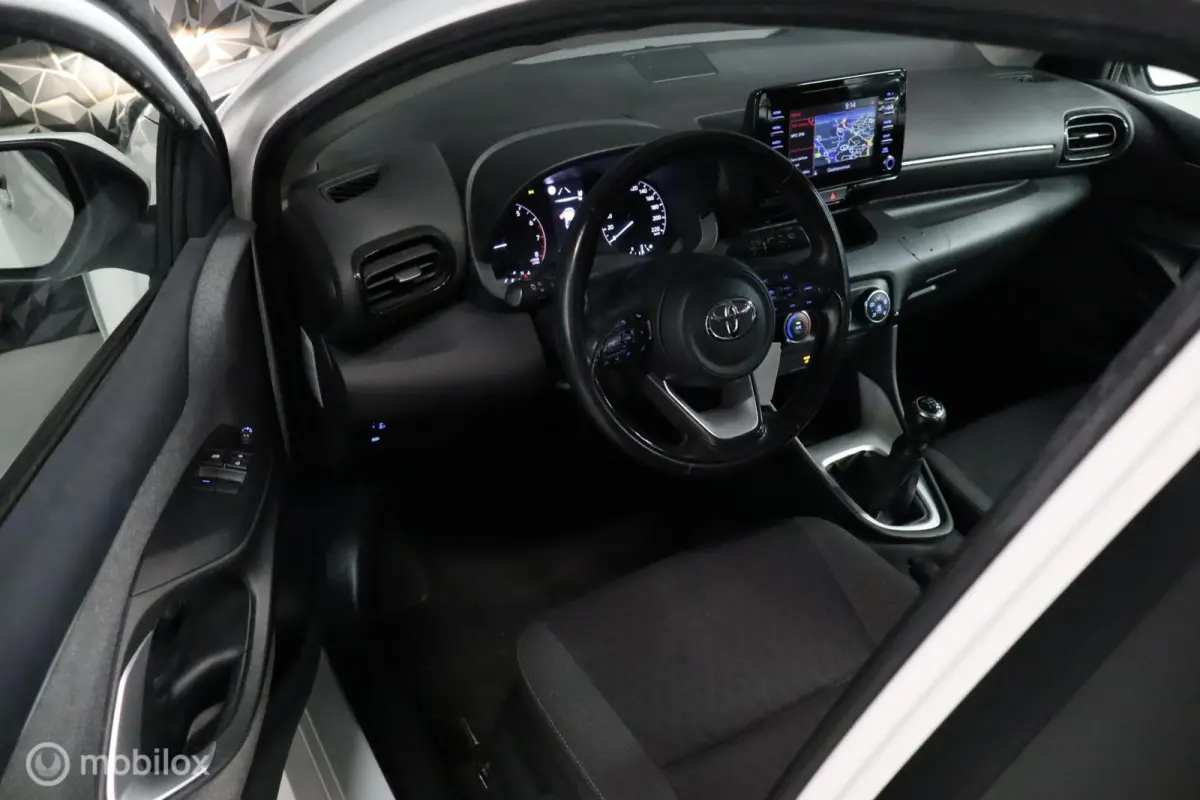 1.0 VVT-i Active | Keyless | Camera | Carplay |