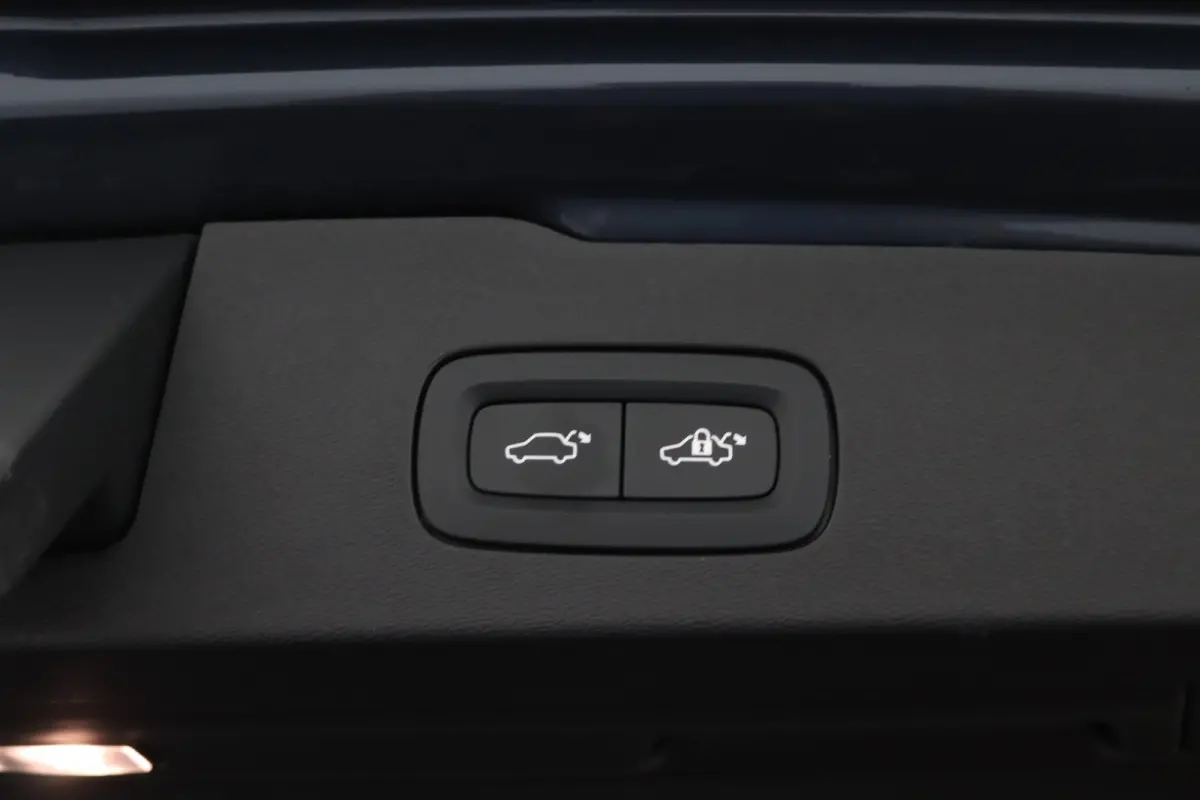 T8 Plug-in hybrid AWD Ultra Dark | Trekhaak | Panoramadak | Sportstoelen | Long range | 19 Inch |